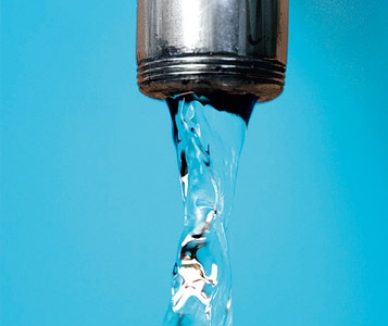 Médicaments: eau plate de préférence
