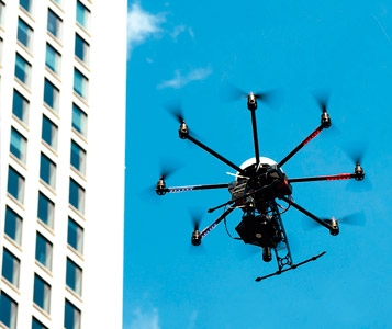Les drones bourdonnent  dans le ciel suisse