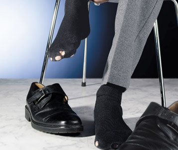 11 paires de chaussettes noirs: un trou dans les chaussettes neuves