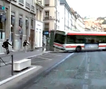 Ce bus renversé n’existe pas