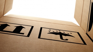 Plastique, papier et carton pour trois kiwis