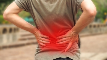 Du bout des doigts au haut du dos
