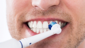 12 brosses à dents électriques: Des poils arrondis préservent les gencives