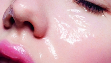 Microplastiques: d’abord sur la peau, puis dans les eaux