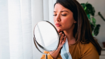Le «Mascné», ou quand le masque donne des boutons