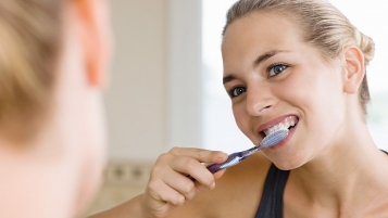 7 brosses à dents semi-dures et 6 brosses à dents souples: Nos gencives pas toujours épargnées
