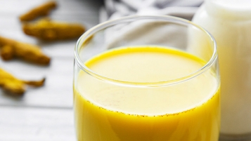 Dois-je renoncer à ma boisson au curcuma?