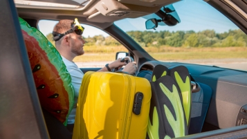 Qui conduit la voiture de location?