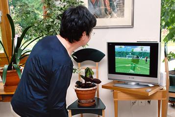 Mamie se met à la Wii
