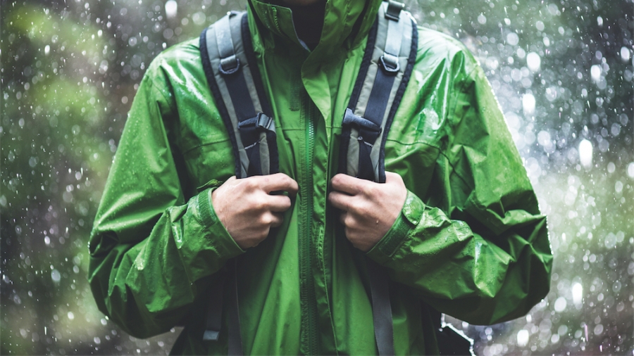 Lire l’étiquette d’une veste de pluie