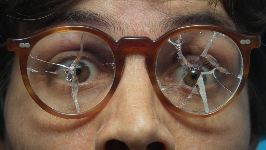 Verglas et lunettes cassées