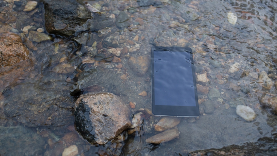 Un téléphone à l'eau. Qui paie?