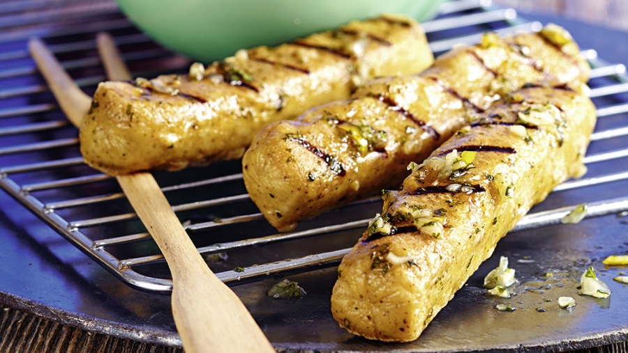 14 produits à base végétale pour le grill ou la poêle : saucisses et burgers végétariens sur le grill