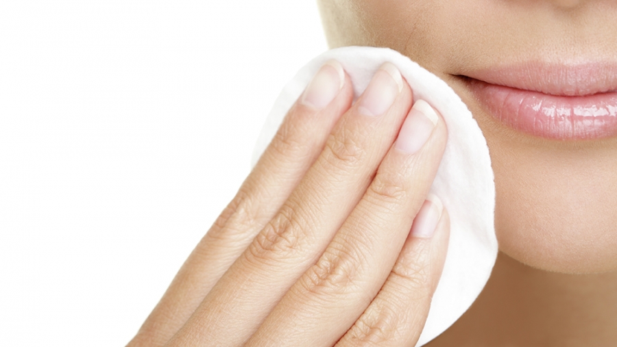 12 laits démaquillants: des allergènes à piquer un fard