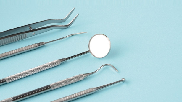 Dents blanches sur liste noire