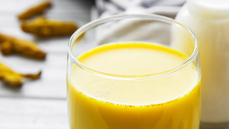 Dois-je renoncer à ma boisson au curcuma?