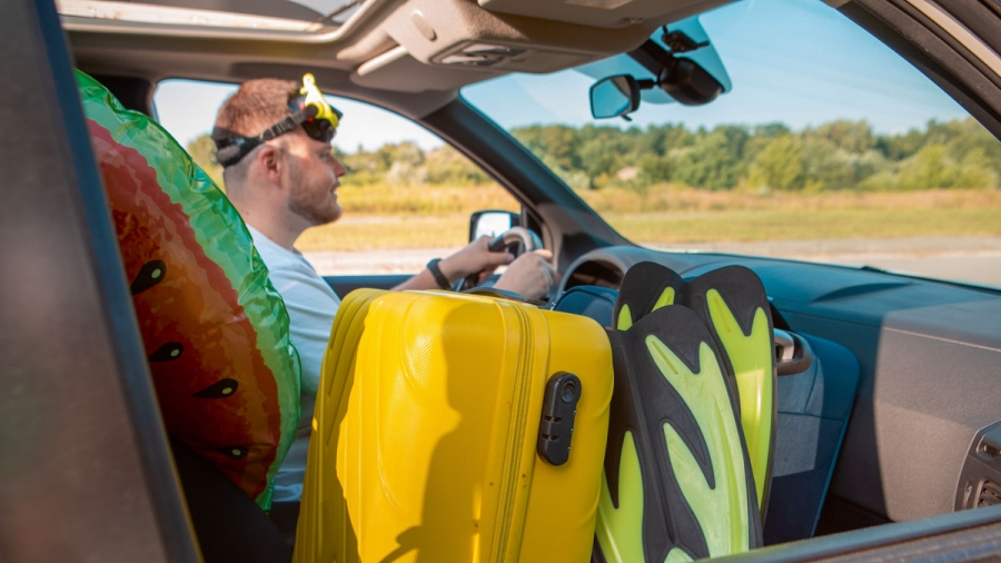 Qui conduit la voiture de location?